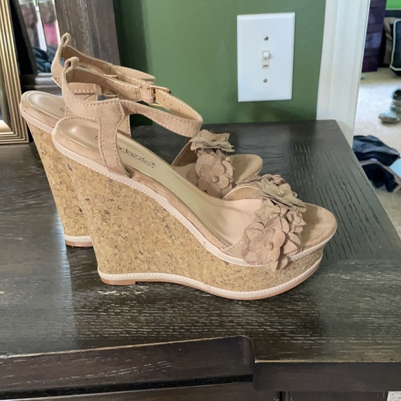 Shoe dazzle brand new cork wedges never worn - Picture 4 of 4